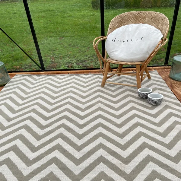 Stylish zigzag patterned rug for living room.