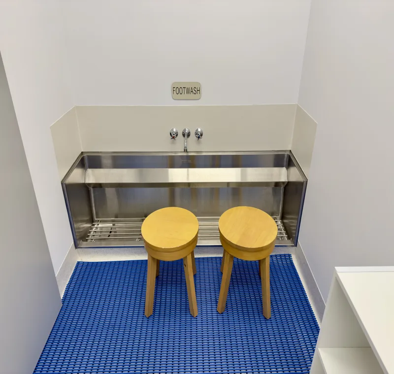 Heavy-duty mat for wudu areas